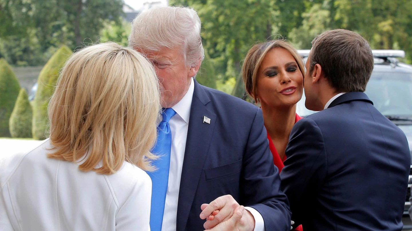 Donald Trump a Brigitte Macron: "Sei in gran forma" (Lapresse)
