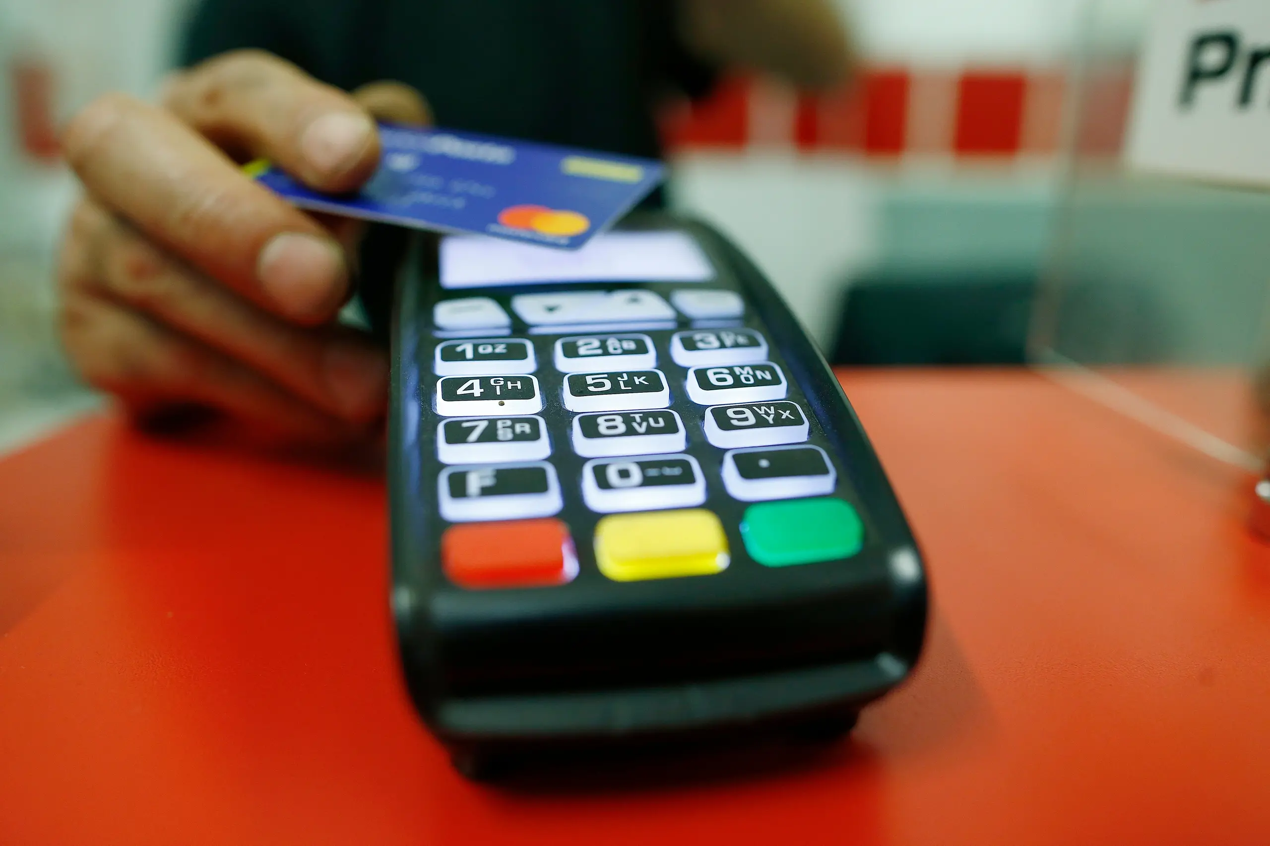 Italiani, sì alle carte di credito. Ma non le usano