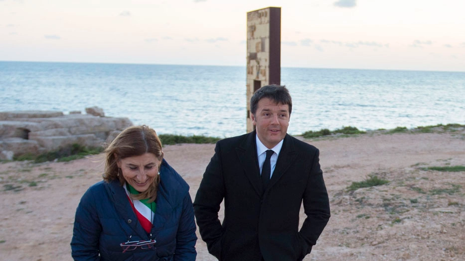 Giusi Nicolini con Matteo Renzi a Lampedusa (ImagoE)