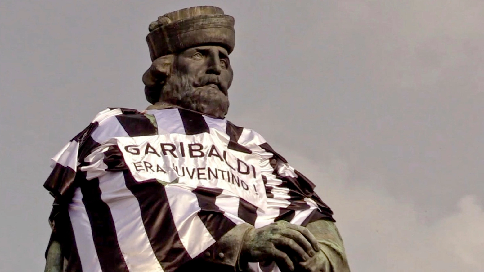Garibaldi in piazza con indosso la maglia della Juventus