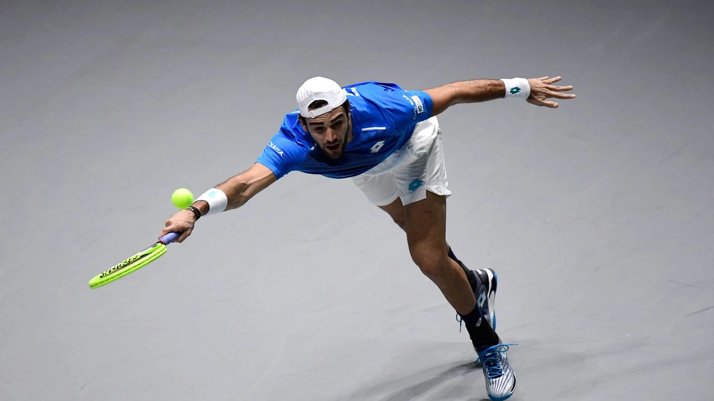 Matteo Berrettini contro  Denis Shapovalov in Coppa Davis (Lapresse)