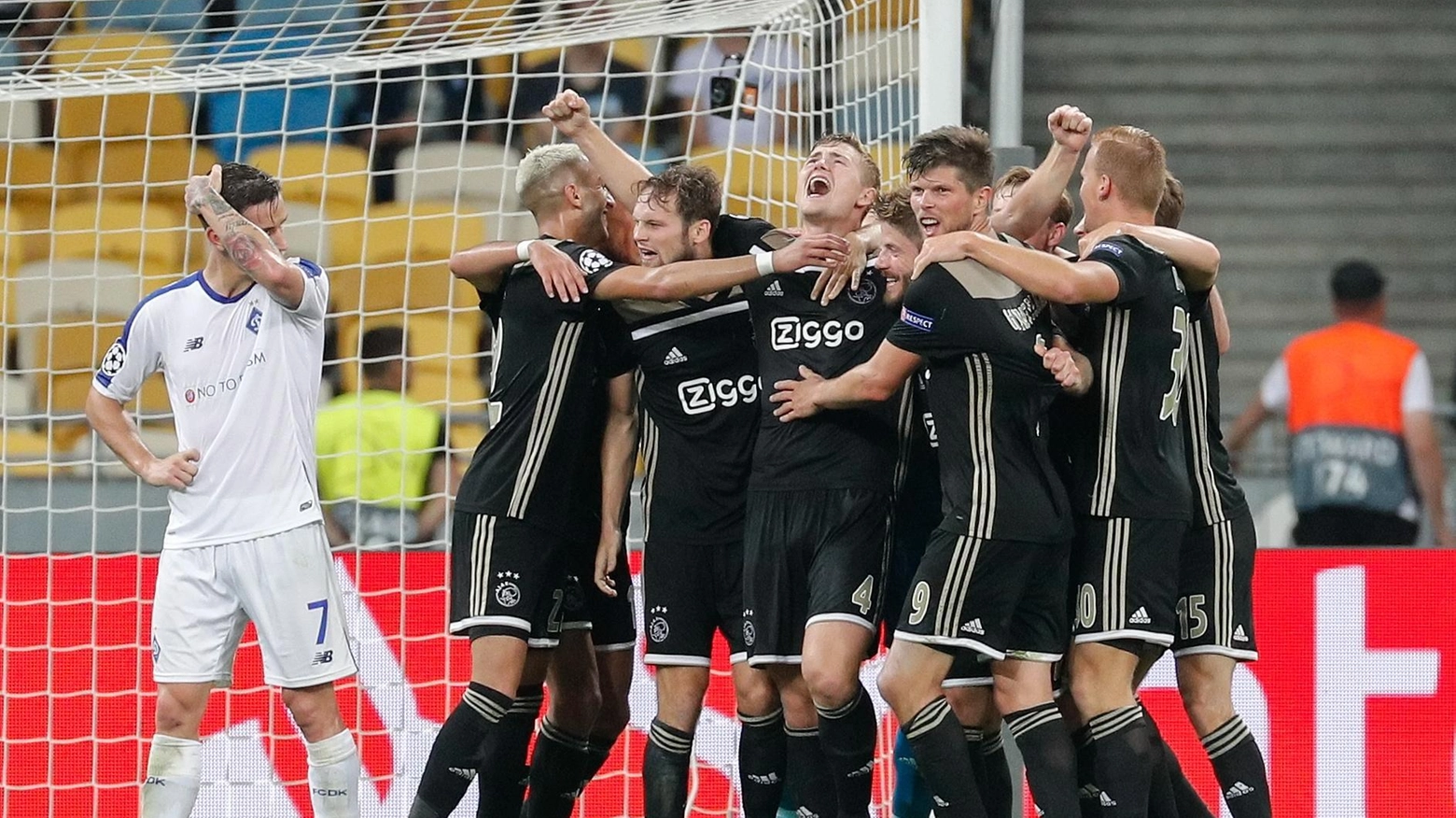I giocatori dell'Ajax festeggiano l'accesso alla fase a gironi (Ansa)