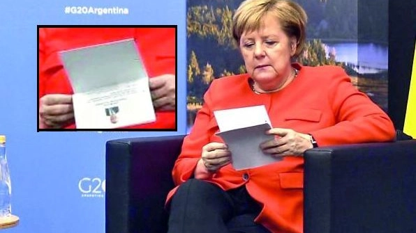 Angela Merkel al G20 sbircia la biografia dello 'sconosciuto' premier australiano