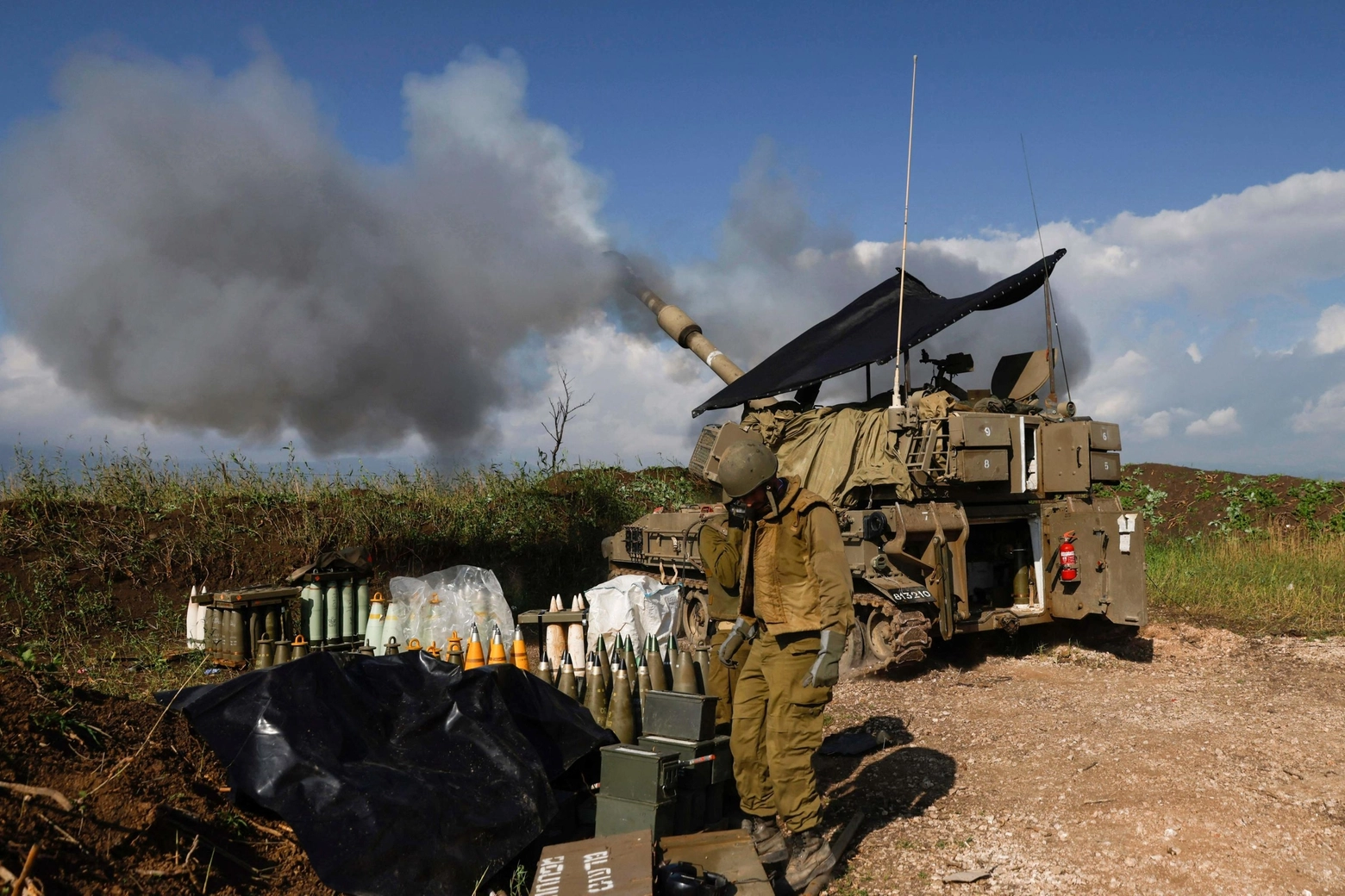 Tank israeliano colpisce il sud del Libano (Ansa)