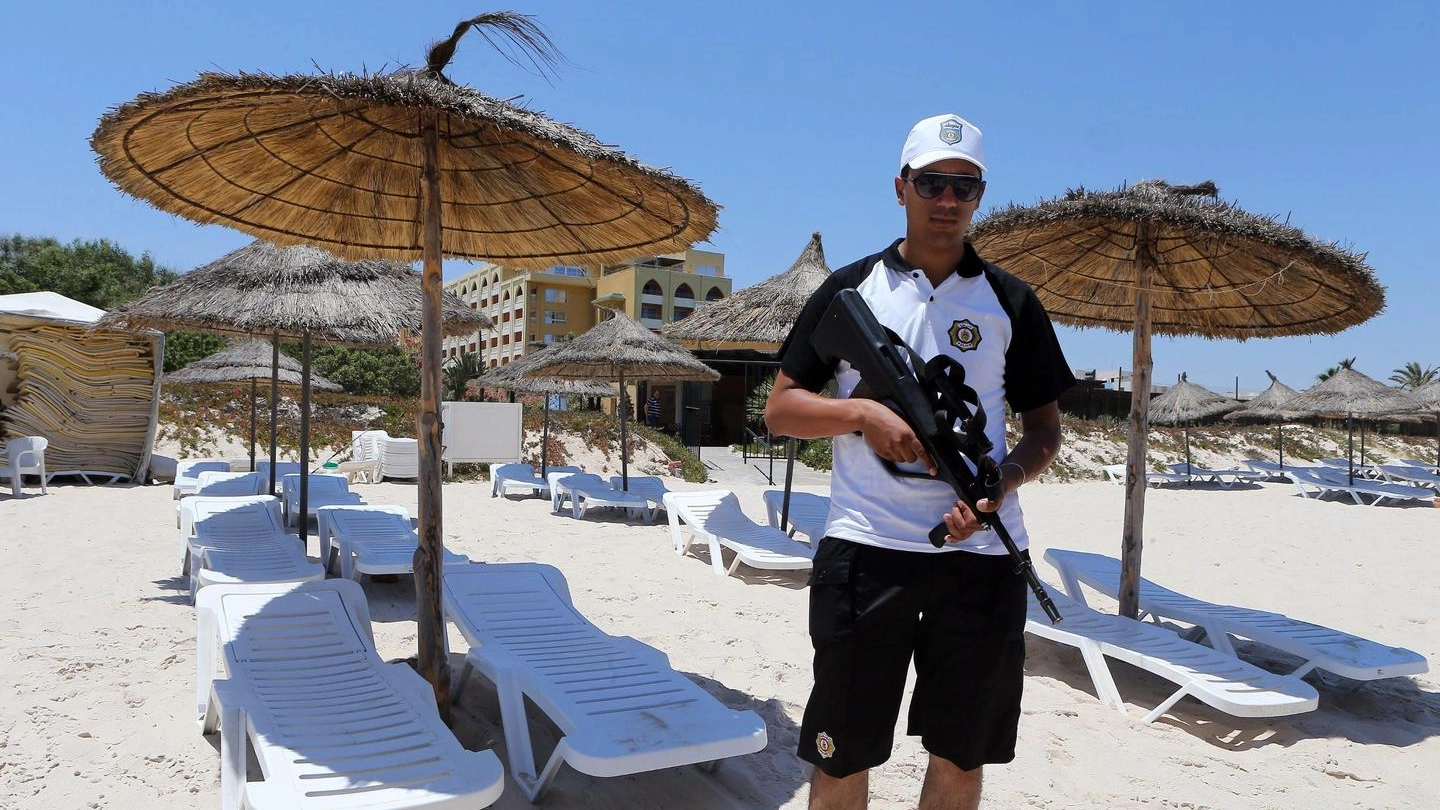 Un poliziotto tunisino in spiaggia (Ansa)