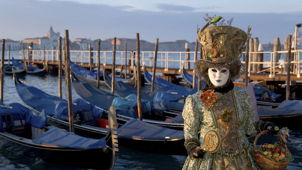 Una maschera sul Canal Grande, a Venezia