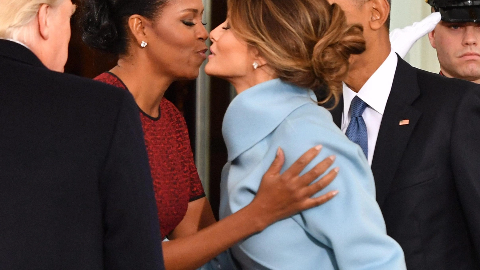 Michelle Obama bacia Melania Trump (Ansa)