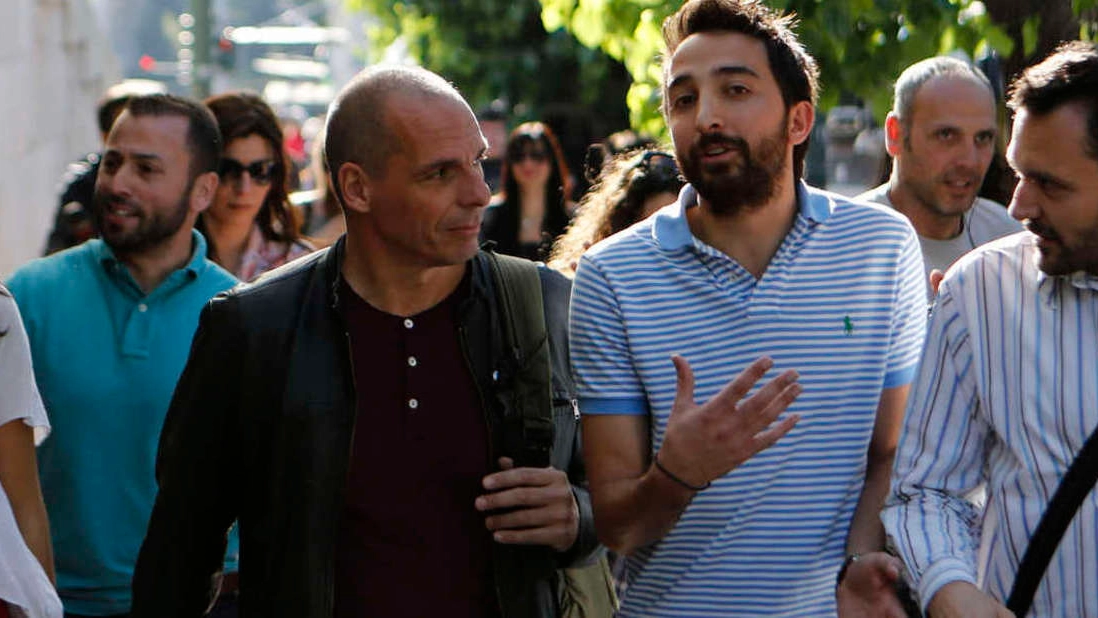 Yanis Varoufakis per le vie di Atene (Olycom)