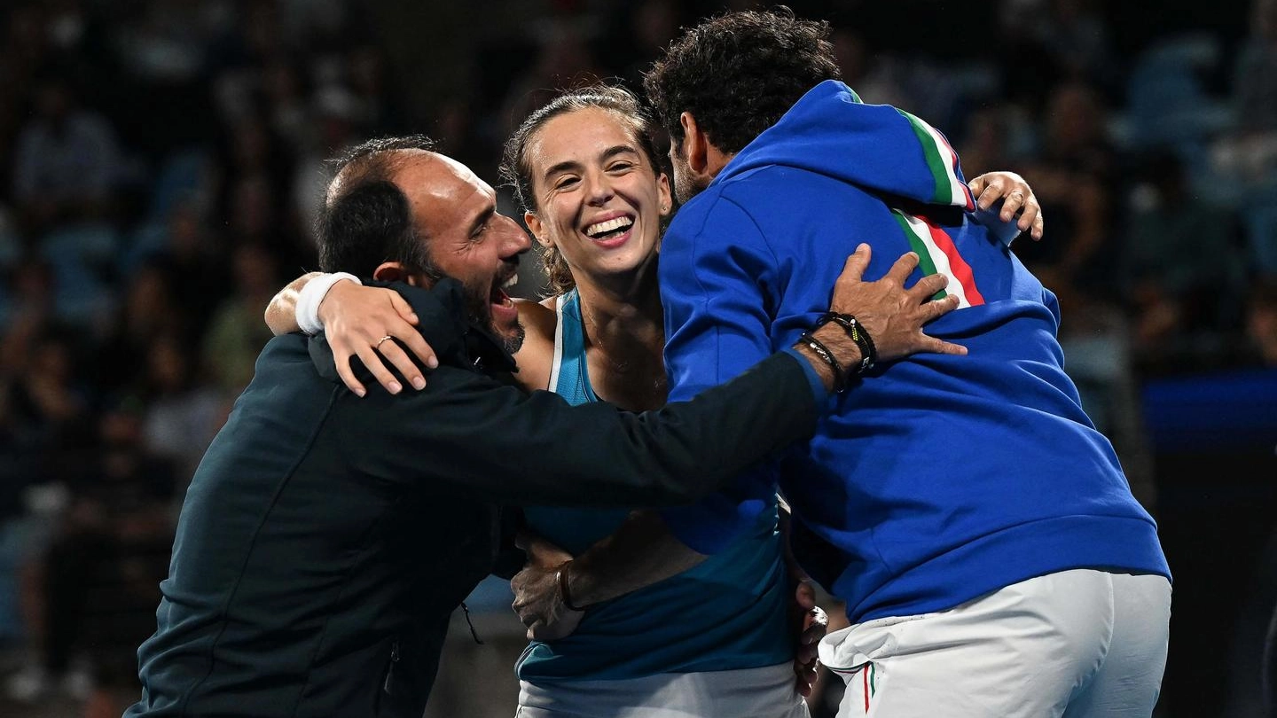 Lucia Bronzetti abbracciata da Vincenzo Santopadre e Matteo Berrettini (Ansa)