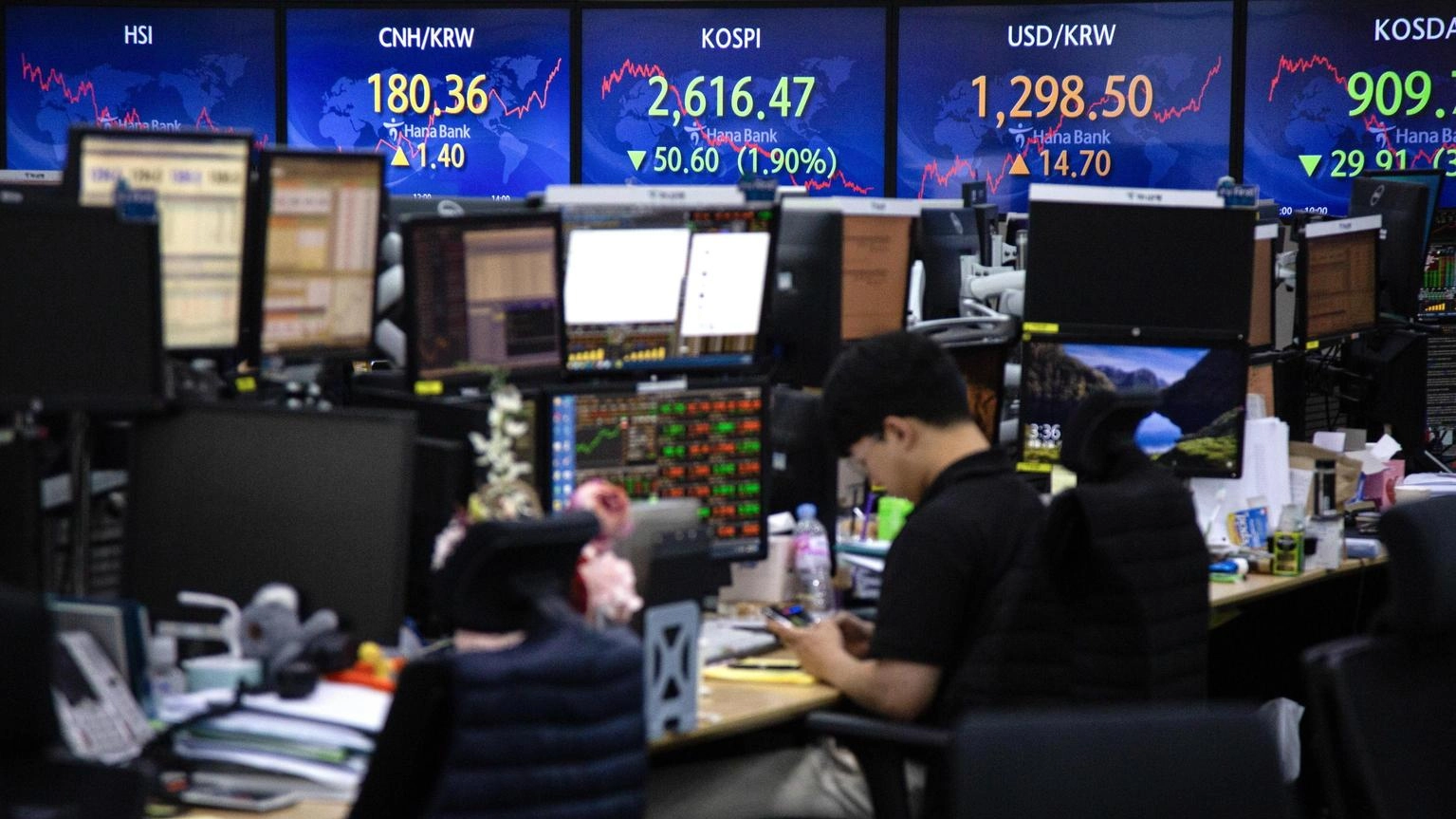 Borsa: l'Asia chiude contrastata, scivola Hong Kong