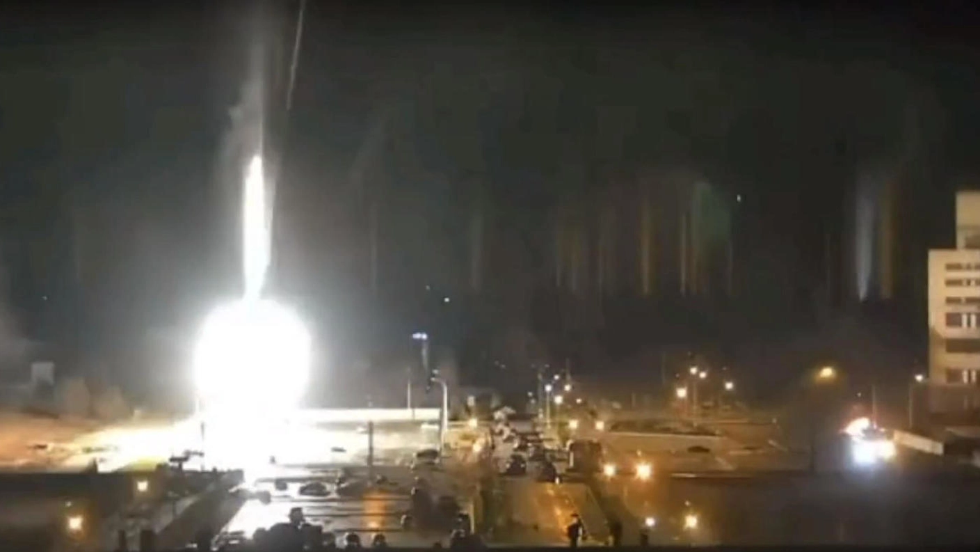 Un fermo immagine dell'attacco russo alla centrale nucleare di Zaporizhzhia (Ansa)