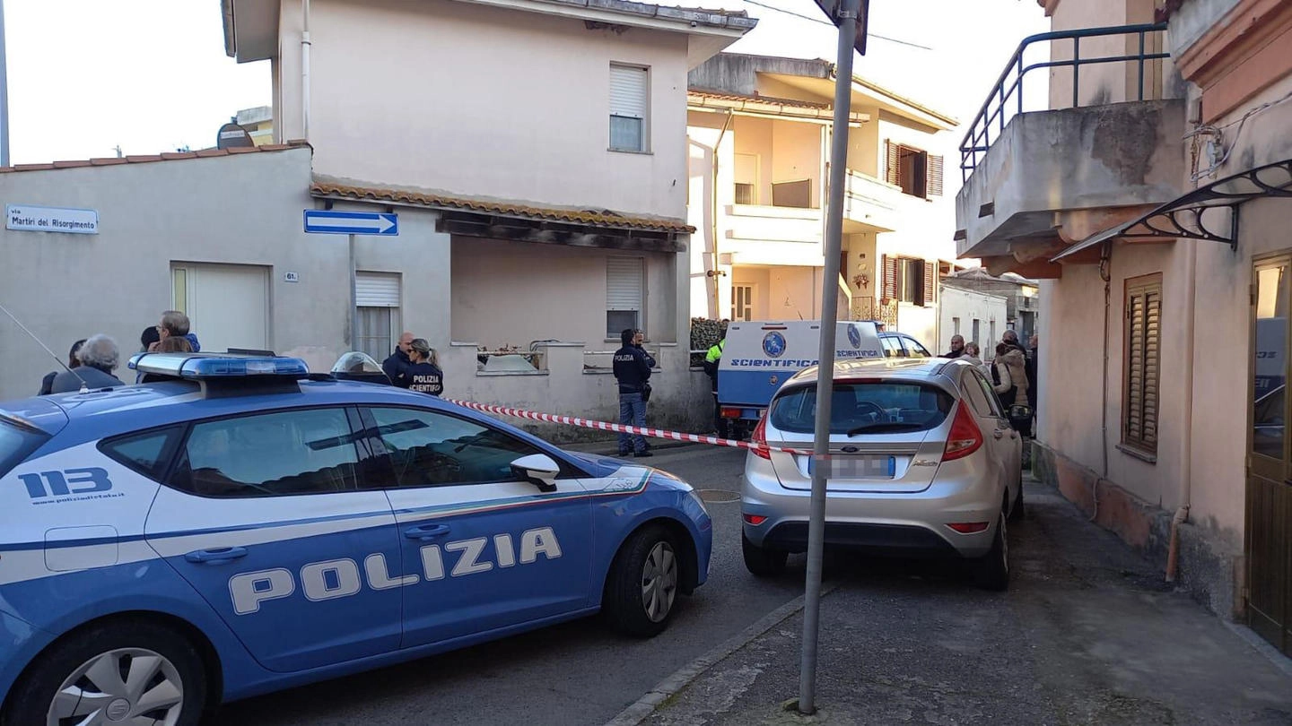 La polizia all'esterno dello stabile di Silì dovo una madre ha ucciso la figlia (Ansa)