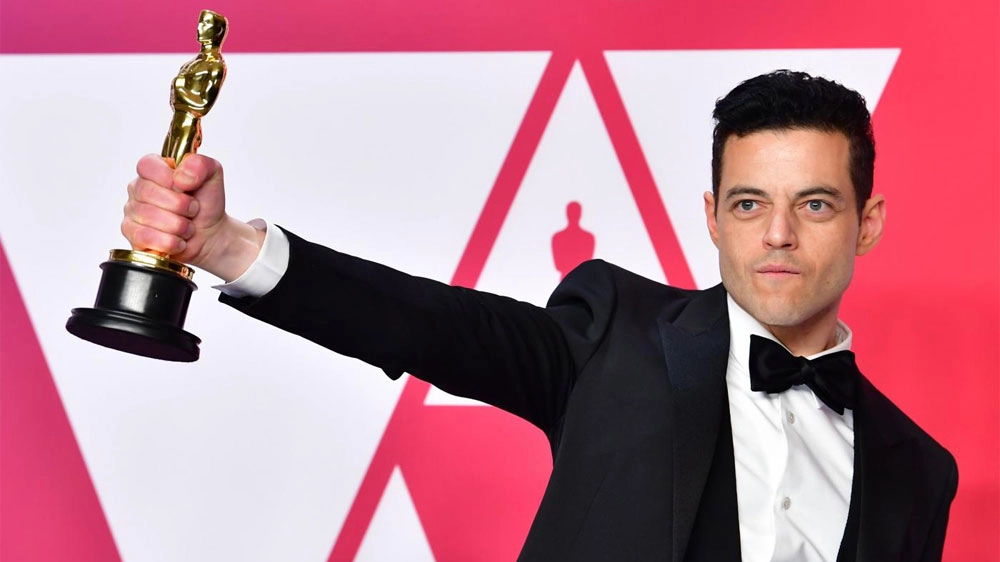 Rami Malek con il mano il suo Oscar