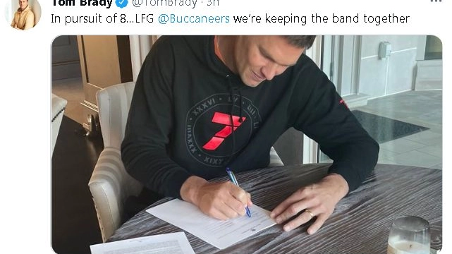 Tom Brady firma con Tampa Bay Buccaneers fino al 2022 