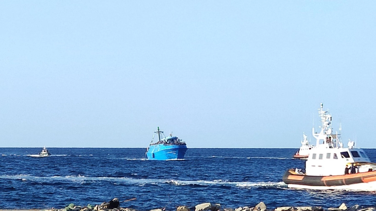 Il peschereccio arriva a Lampedusa (Ansa)