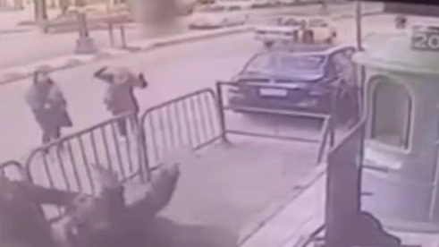 Egitto, poliziotto salva bambino che cade (da youtube)