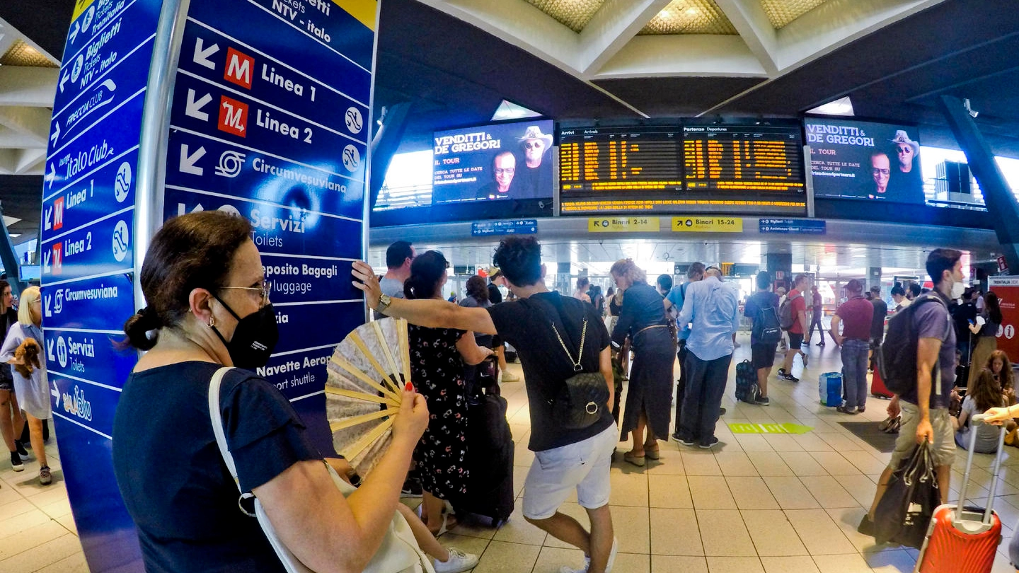Affollatissima la Stazione centrale di Napoli,passeggeri in attesa dei treni in ritardo 