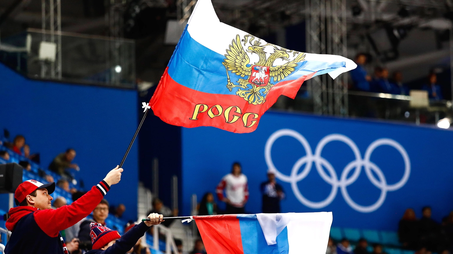 Tifosi alle Olimpiadi sventolano la bandiera russa (Ansa)