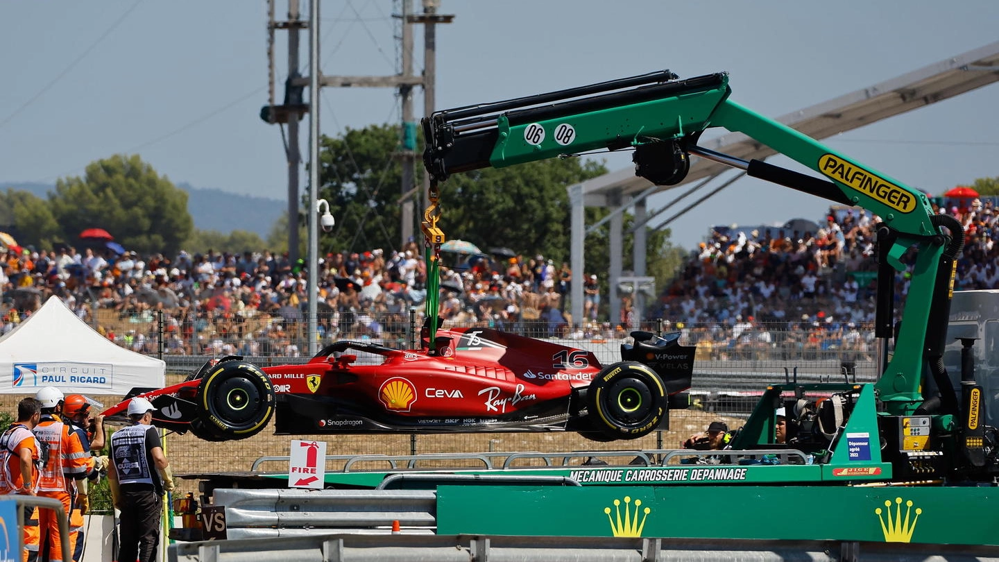 La Ferrari di Leclerc rimossa dopo l'incidente (Ansa)