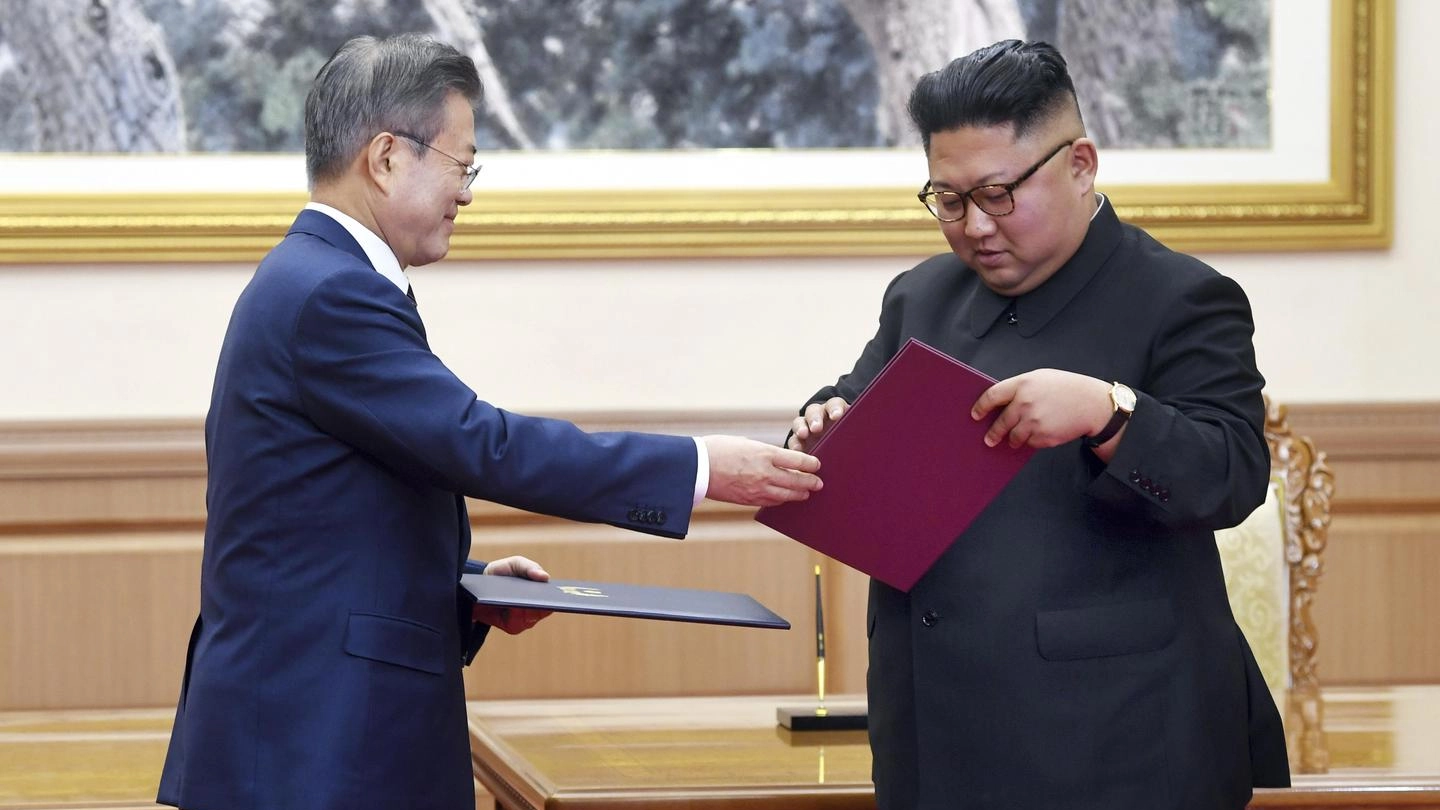 Moon Jae-in, presidente della Corea del Sud, con Kim Jong-un, leader Corea del Nord (Ansa)