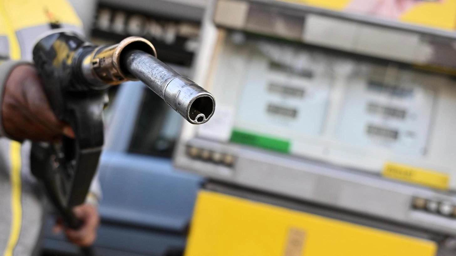 Qe, prezzi benzina ancora su, self a 1,957 euro al litro