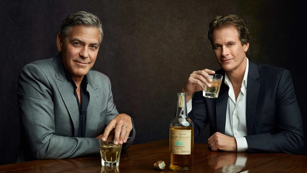 George Clooney e Rande Gerber con una bottiglia di Casamigos (Foto: casamigostequila.com)