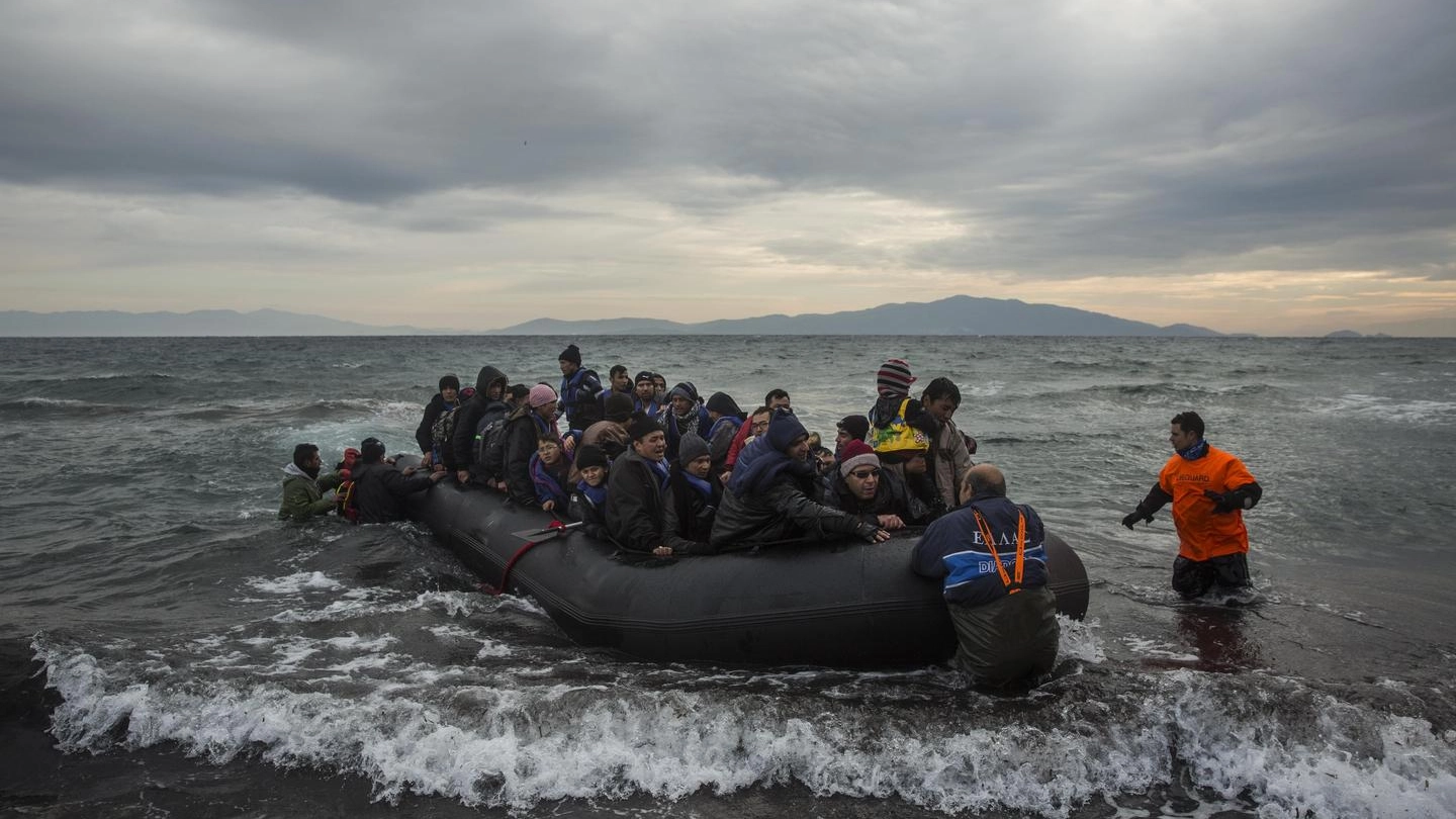 Un gommone stracolmo di migranti sbarca sull'isola di Lesbo (Ansa)