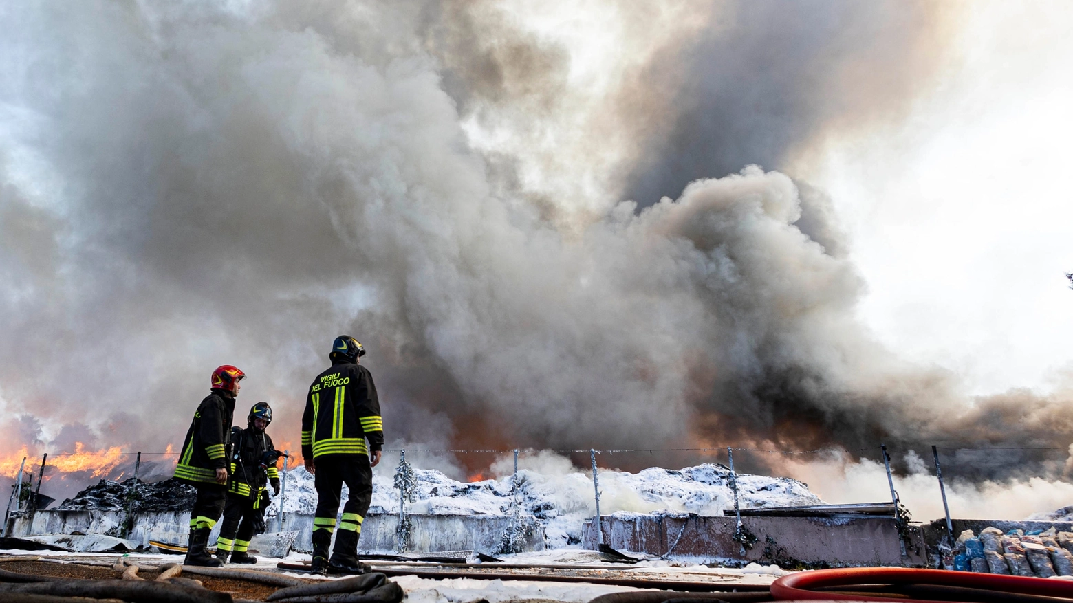 I fumi dell'incendio della discarica a Ciampino