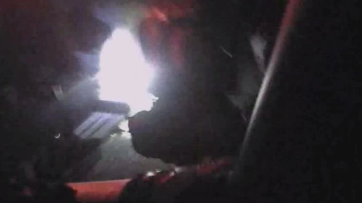 Un frame del video girato dalla polizia e diffuso sul web