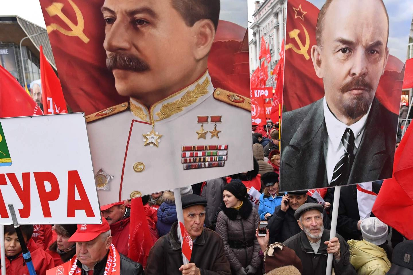 Manifestazione in ricordo della Rivoluzione russa a Mosca (Afp)