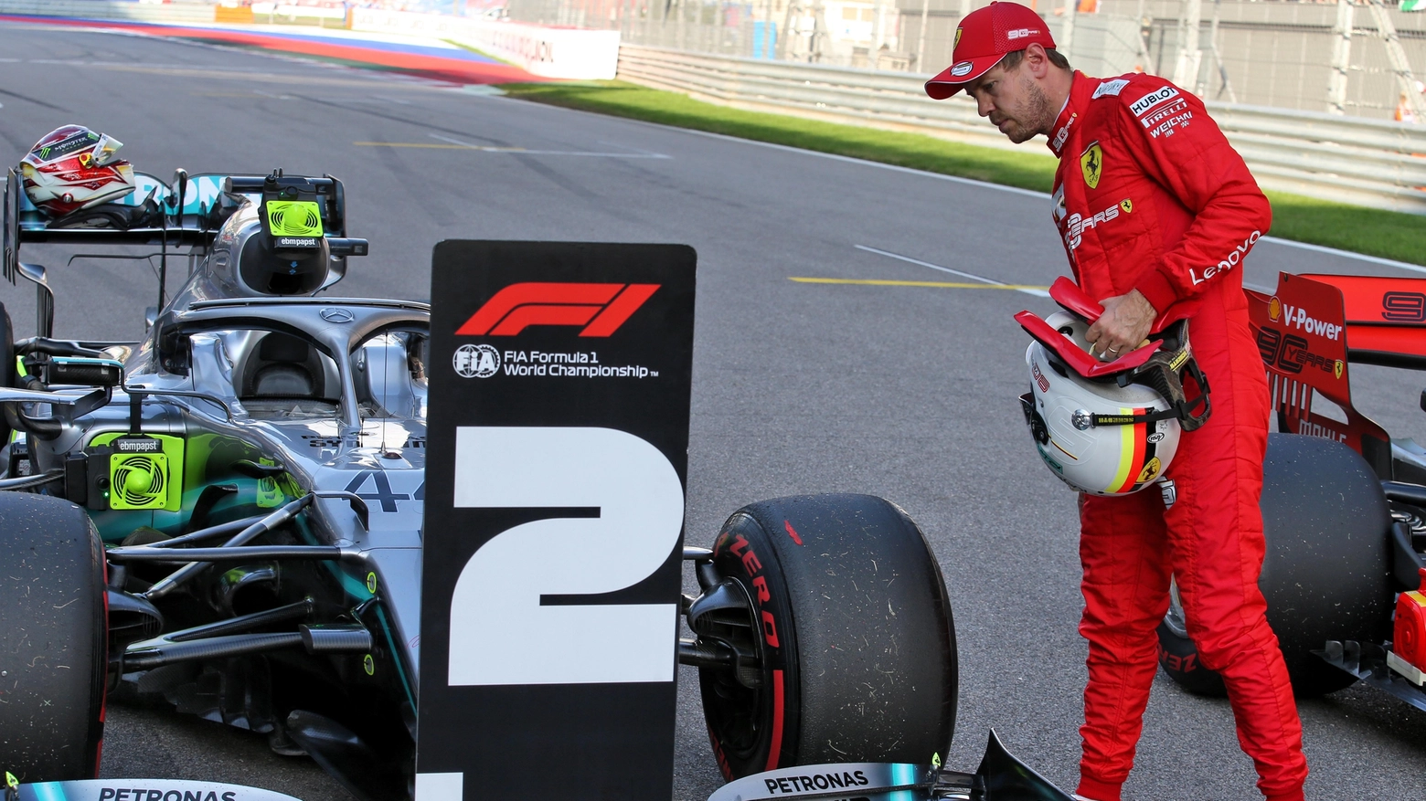 Sebastian Vettel guarda la monoposto della Mercedes (Alive)