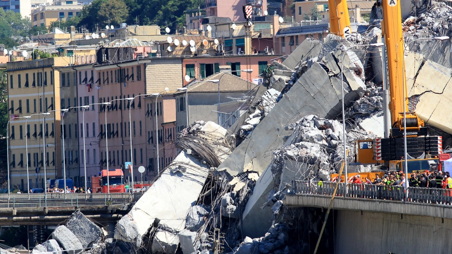 Genova, il ponte Morandi crollato (Newpress)