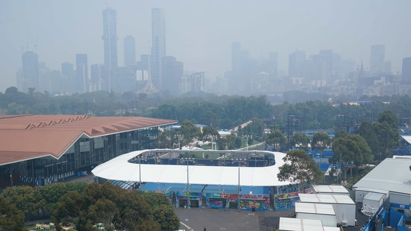 La cappa di smog e fumo sopra Melbourne (Ansa)