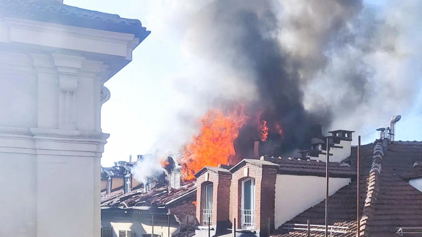Le fiamme sprigionate da un incendio in una mansarda in via Corte d'appello, Torino