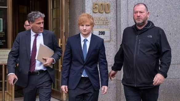 Ed Sheeran all'uscita dal tribunale federale di New York