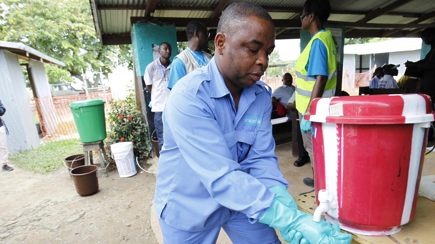 Un uomo liberiano mentre si lava le mani (EPA)