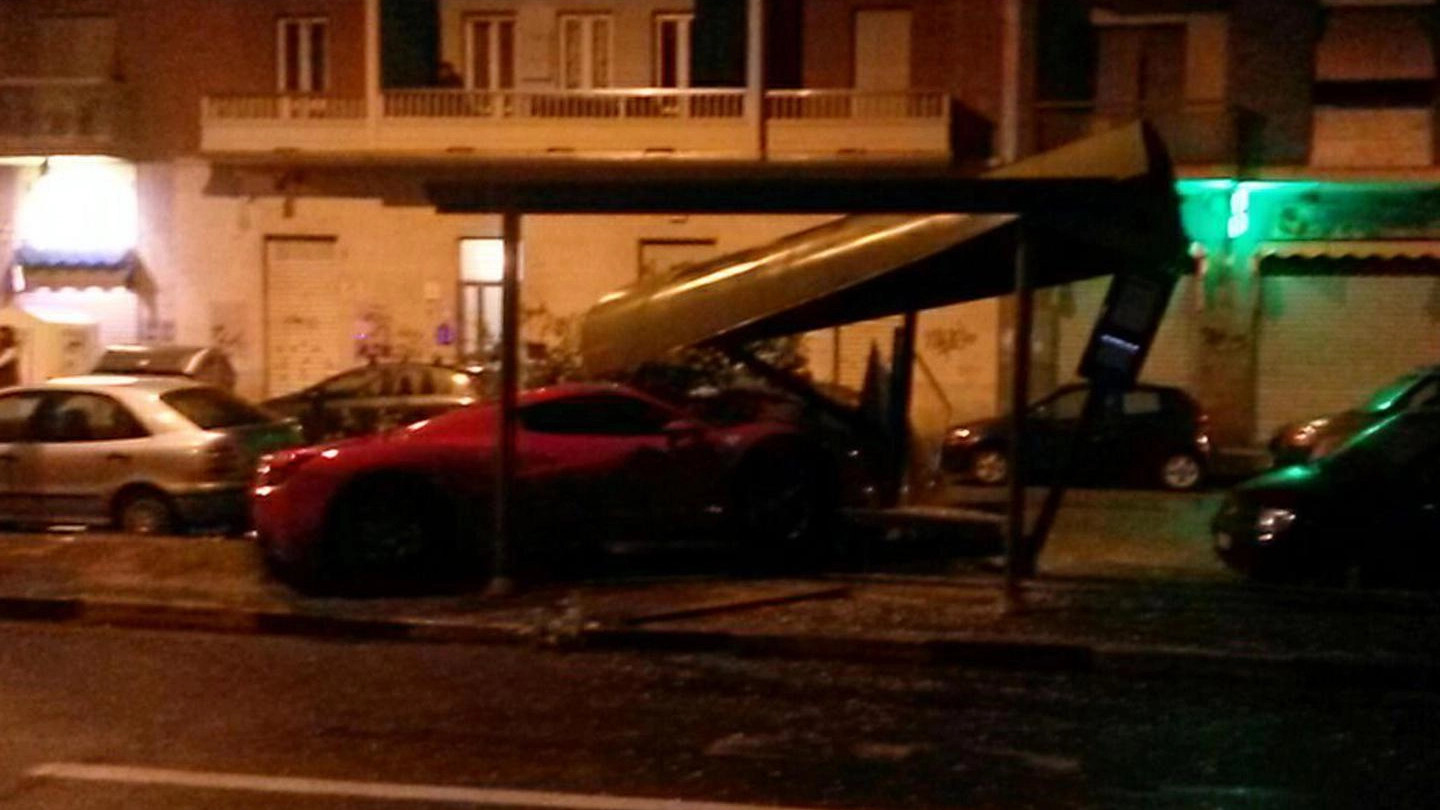 Torino, la Ferrari di Martin Caceres contro una fermata del bus (ANSA)