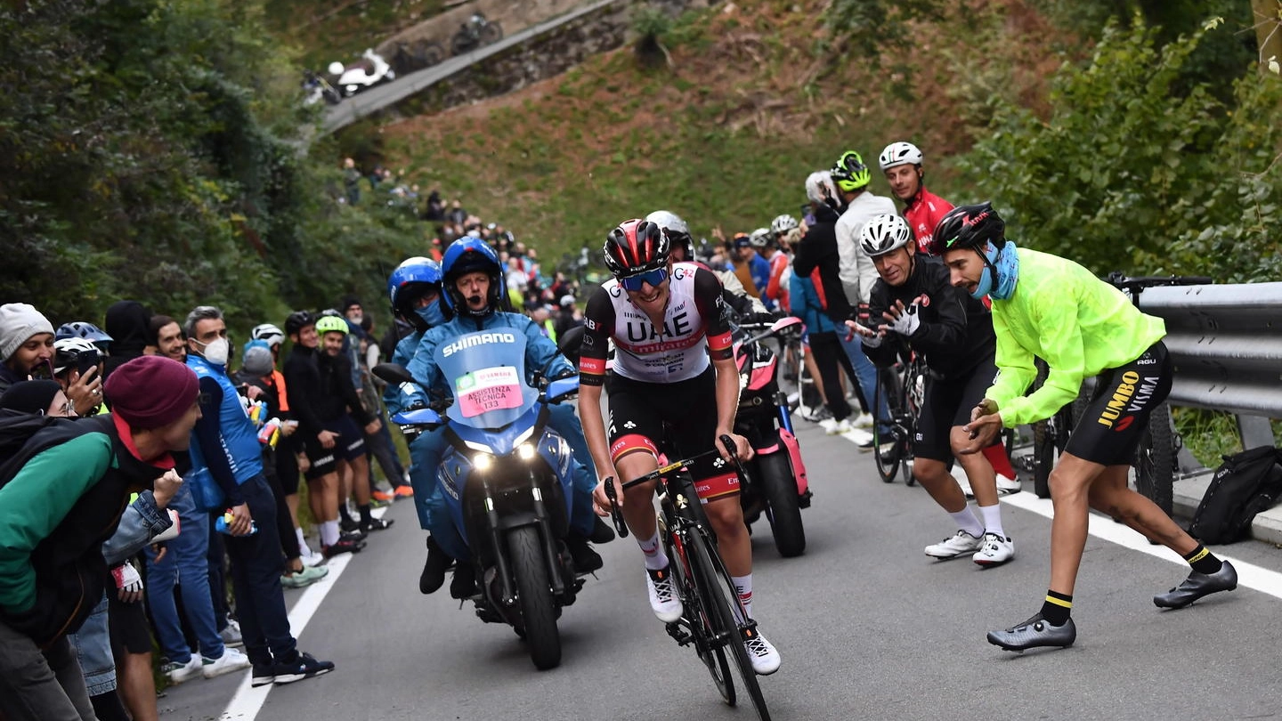 Tadej Pogacar durante il Giro di Lombardia (Ansa)