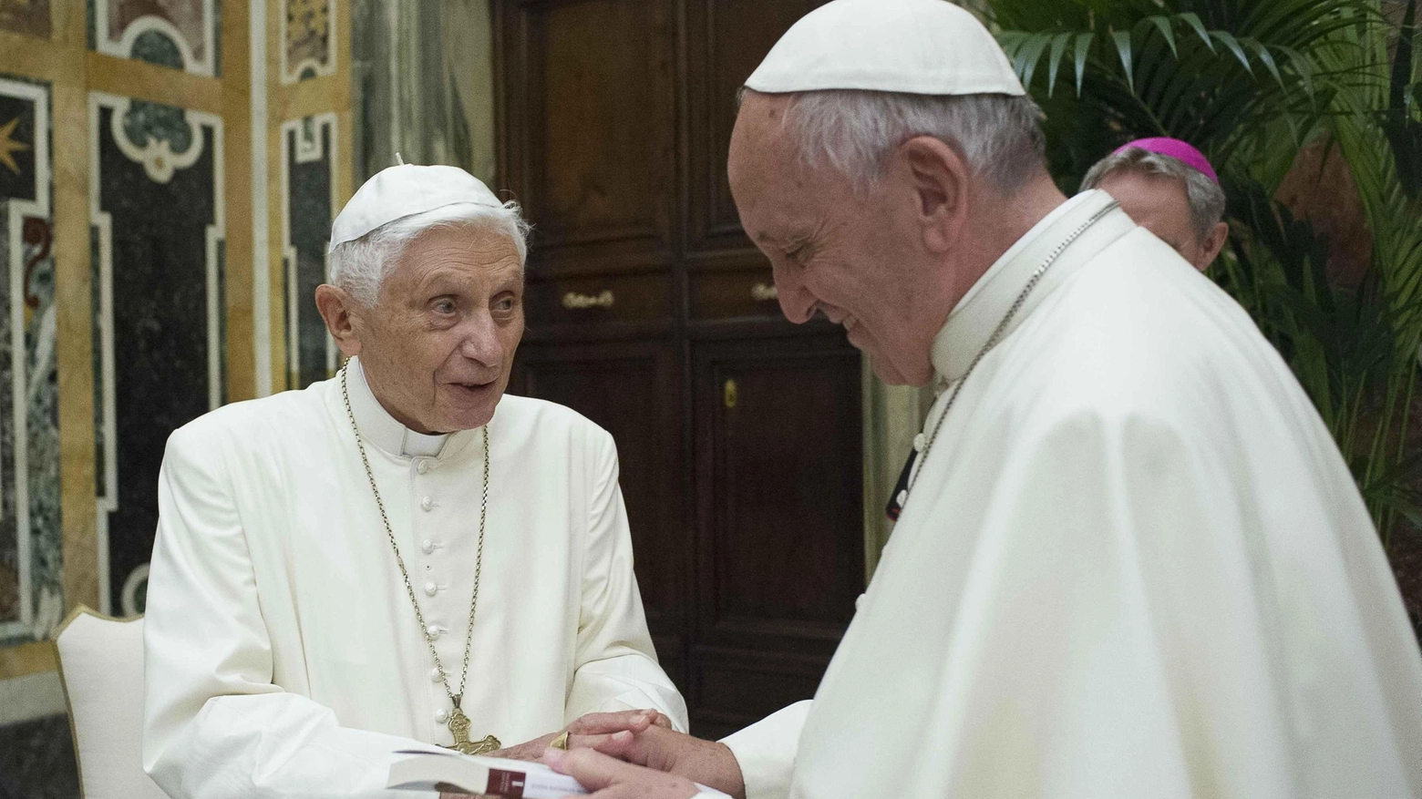 Il papa emerito Joseph Ratzinger con Papa Francesco (Ansa)