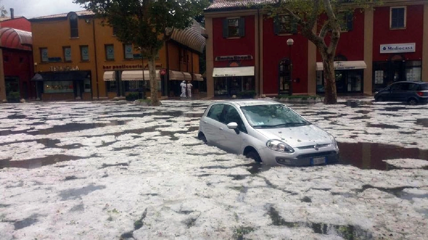Auto bloccata da acqua e grandine dopo il temporale a San Giovanni Lupato, Verona (Ansa)