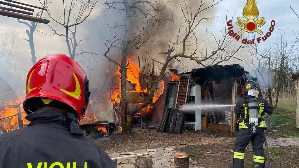 Incendio a un capannone e ad alcune baracche a Pietralata