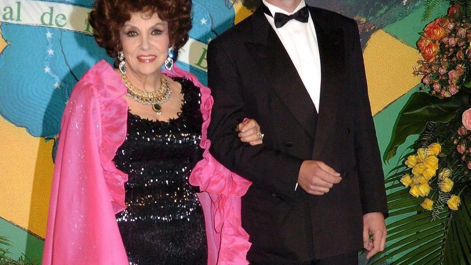 Gina Lollobrigida con Javier Rigau y Rafols nel 2005 (Ansa)