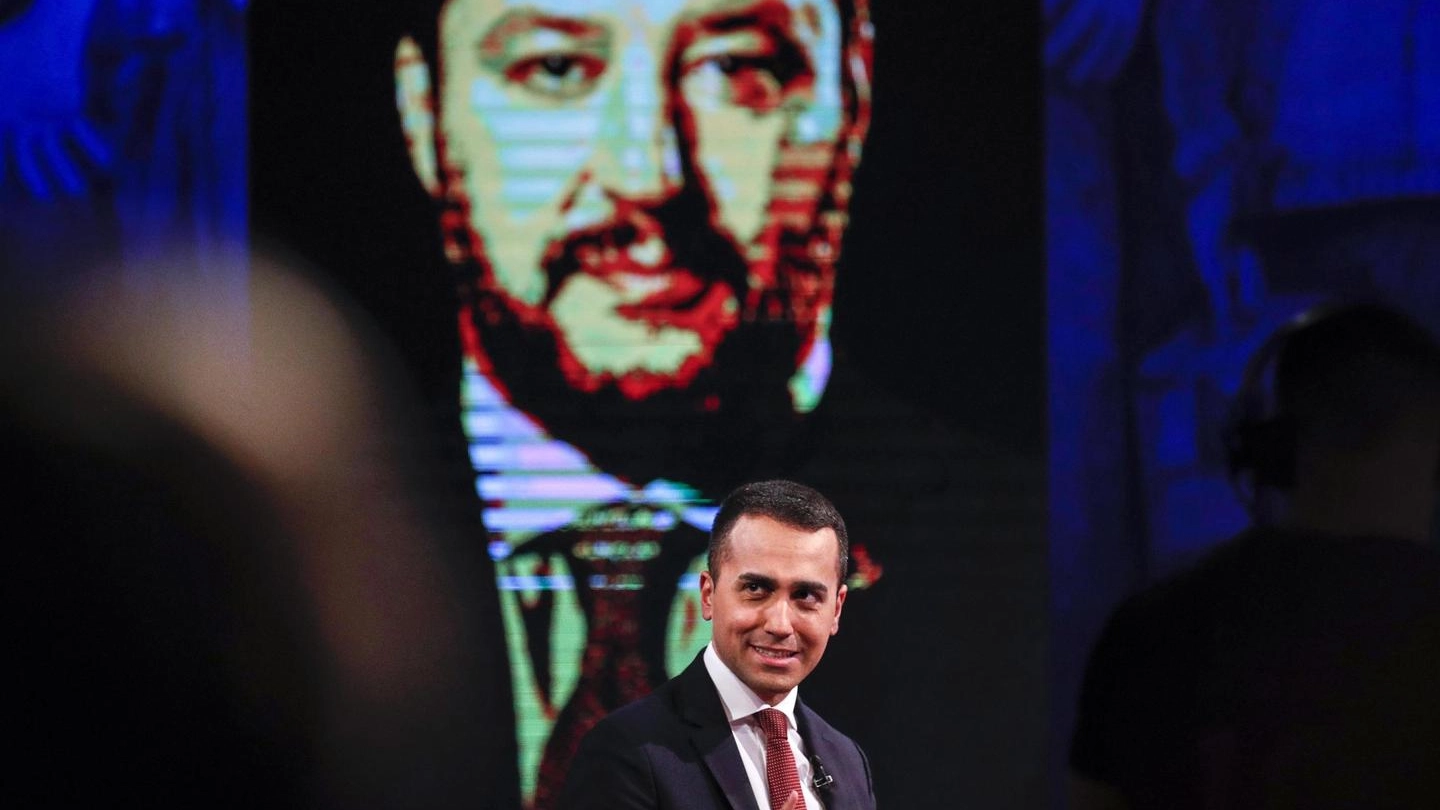 Luigi Di Maio e sullo sfondo Matteo Salvini (Ansa)