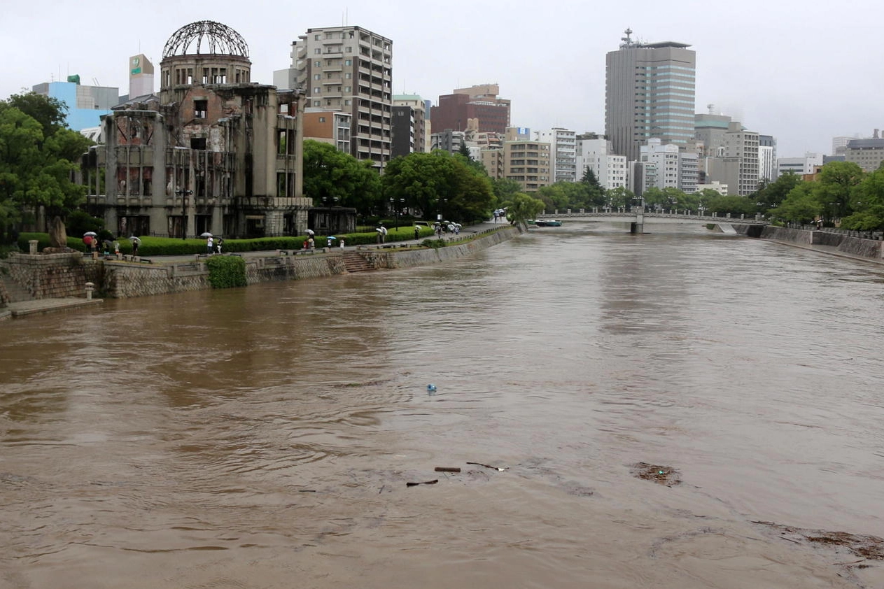 Il fiume di Hiroshima in piena (Ansa)