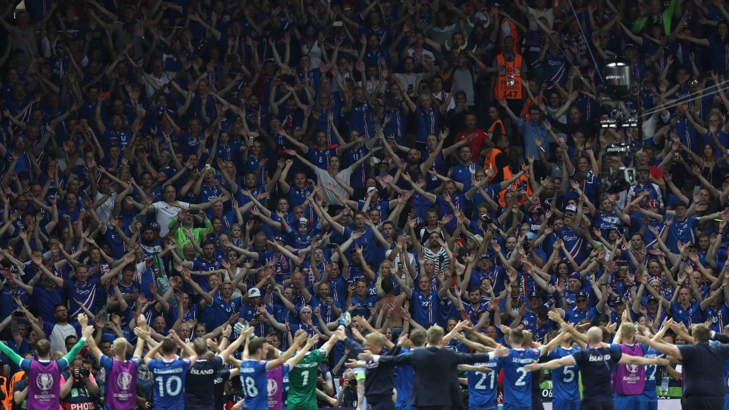 Islanda, tifosi e giocatori esultano dopo la partita contro l'Inghilterra