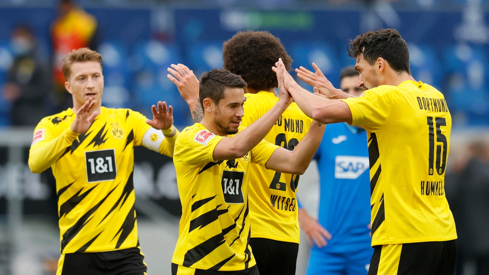 Il Borussia Dortmund festeggia un gol (Ansa)