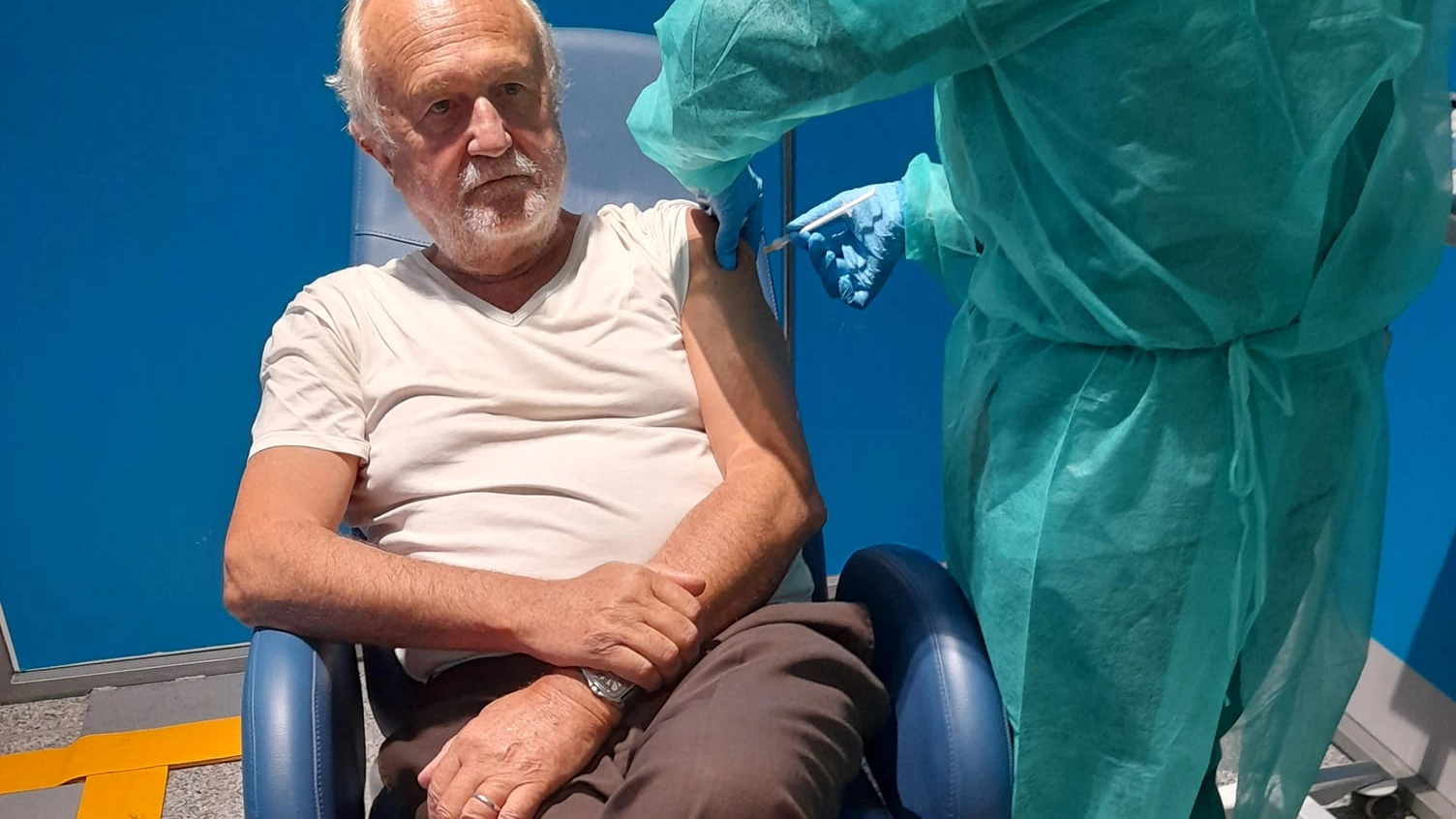 Esterino Montino, sindaco di Fiumicino riceve la terza dove di vaccino 