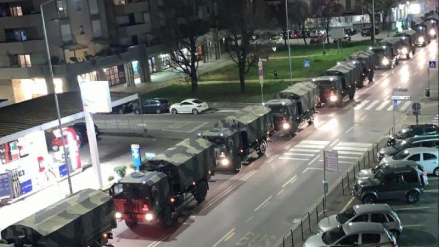 Covid, camion militari trasportano le bare fuori Bergamo