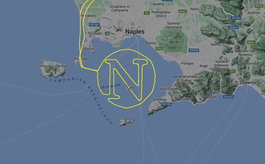 Scudetto Napoli, aereo sorvola il Golfo e disegna una N in cielo /VIDEO