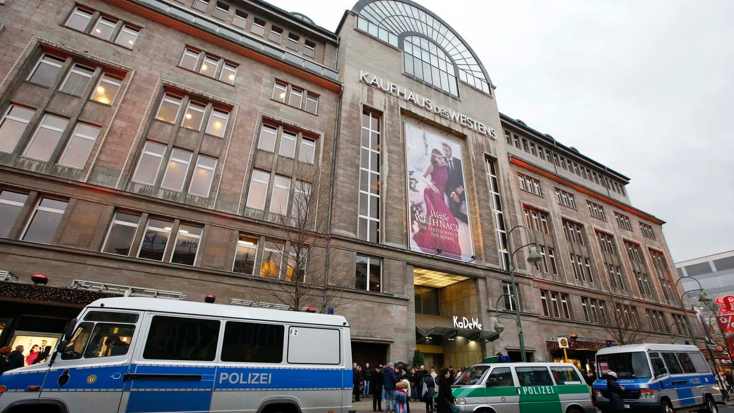 Polizia davanti ai grandi magazzini KaDeWe a Berlino (LaPresse)